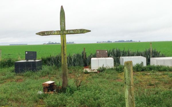 Cemitrio localizado prximo a uma plantao de soja, em Sapezal.