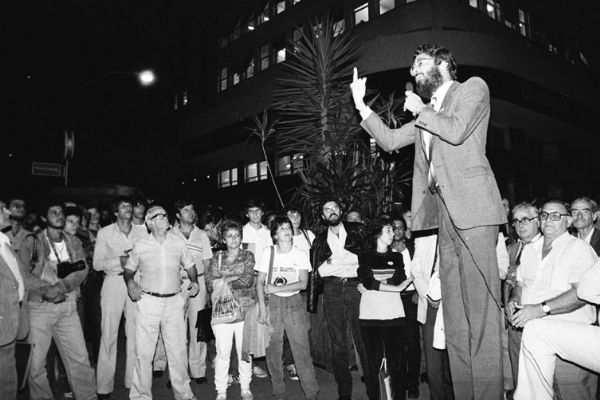 H 30 anos, emenda de Dante de Oliveira arrastava multides e mudava a histria do Brasil;  fotos 