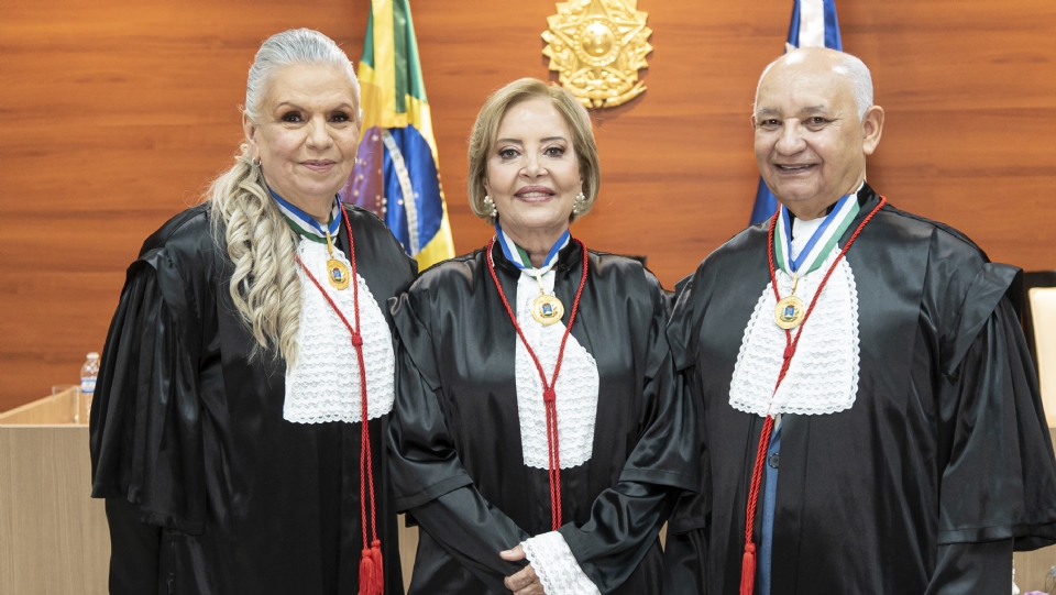 Representao da paridade: ao centro Clarice (presidente); esquerdo Maria Kneip (vice) direito Juvenal Pereira (corregedor)