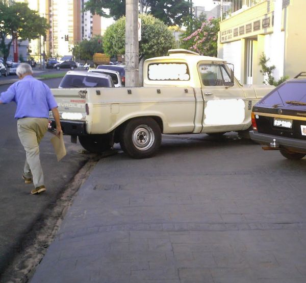 MP questiona constitucionalidade de rebaixamento de meio fio para estacionamentos