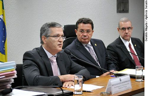 Vital do Rgo (C) acompanha exposio de Douglas Alencar(E)  direita, Jos Barroso Filho