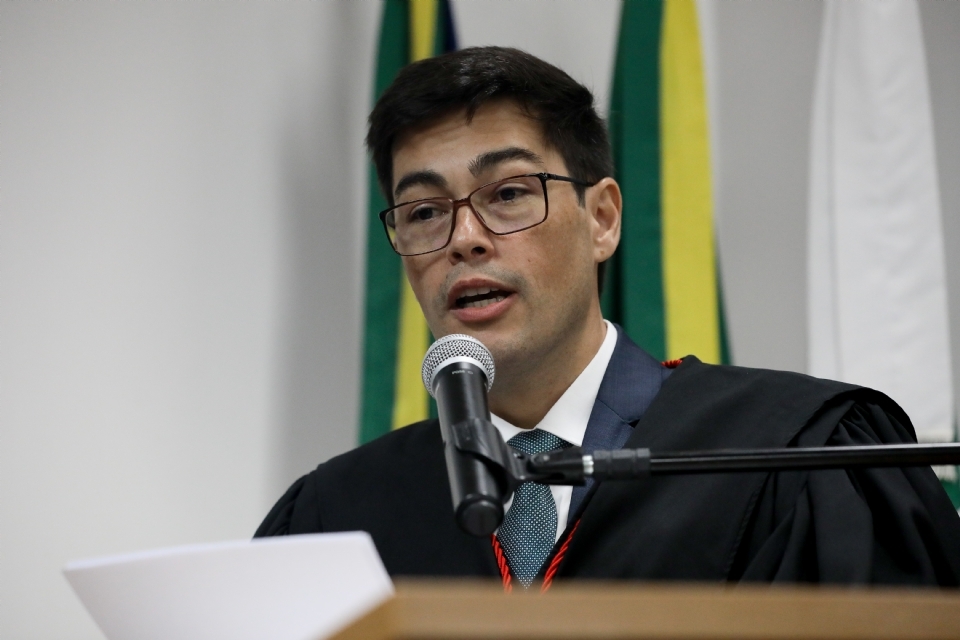 Procurador-geral de Justia questiona decreto que definiu salrios de prefeito, vice e de secretrios