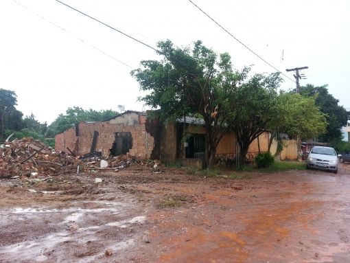 Casa derrubada de forma arbitrria pela Defesa Civil no Bairro Castelo Branco, em Cuiab