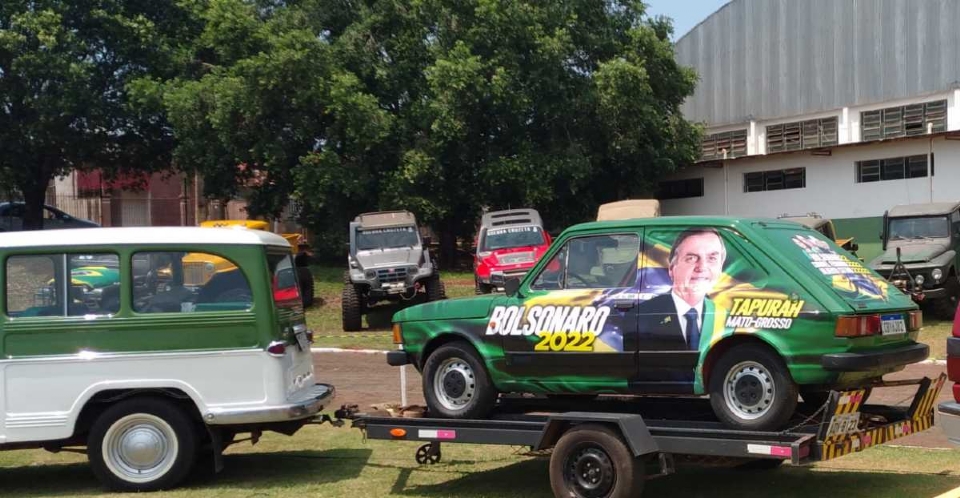 Justia determina retirada de propaganda favorvel a Bolsonaro instalada em carro