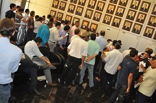 Candidatos enfrentam fila ao retirar certides para registrar candidatura