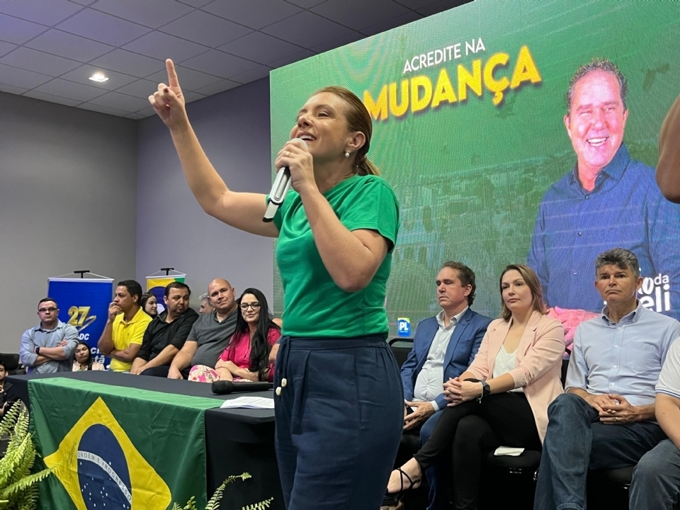 Juiz nega pedido do PT e isenta Flvia Moretti de propaganda antecipada em outdoors