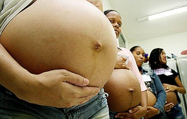 Gestantes demitidas so amparadas por lei para retornar ao emprego e receber licena maternidade