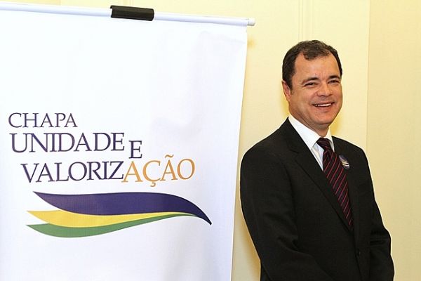 Joo Ricardo dos Santos  eleito novo presidente da AMB para o trinio 2014-2016