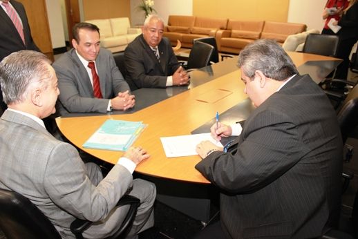 Paulo Prado e Orlando Perri assinam termo de parceria entre MP e TJ