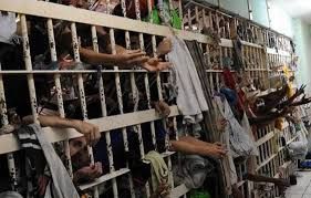 Defensores de Cuiab pedem liberdade de 300 presos provisrios nesta sexta-feira