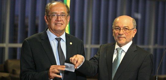 Presidente do TCU, Aroldo Cedraz, entrega relao de candidatos com contas irregulares ao presidente do TSE, Gilmar Mendes.