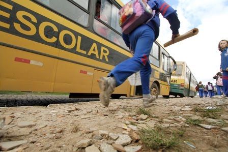 Defensoria entra com ao por garantia de transporte escolar; 300 jovens permanecem sem aulas