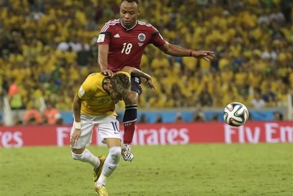 Ziga atinge o atacante brasileiro Neymar